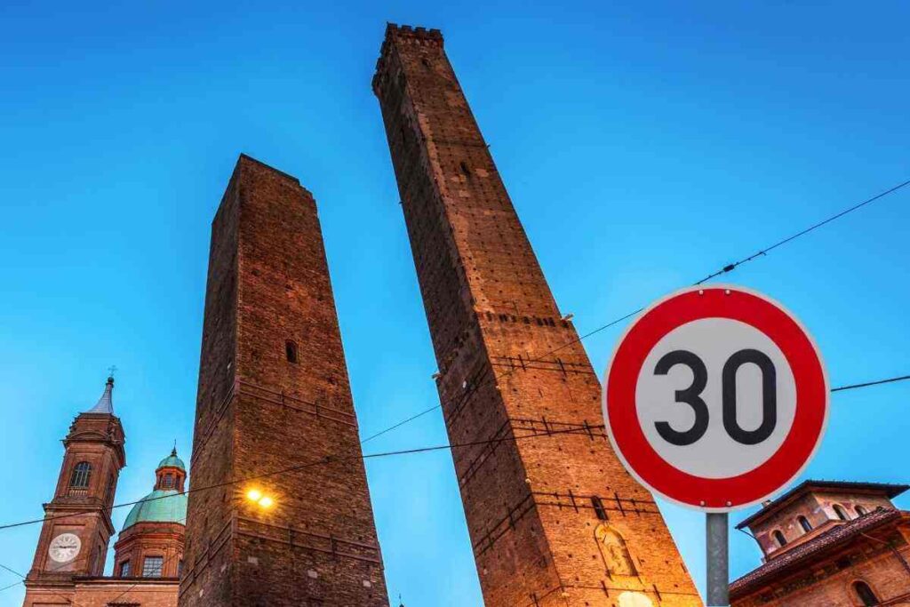 Fallita la raccolta firme: il Referendum su Città 30 sfuma. Bologna, limite di 30 km/h confermato: il Referendum non si farà. Bologna Città 30: salta il Referendum per mancanza di firme.