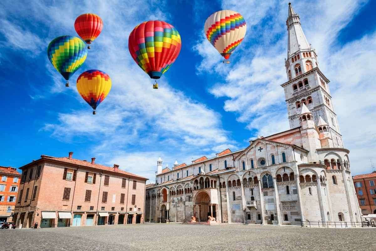 I cieli di Modena si sono colorati di meraviglia durante la spettacolare manifestazione delle mongolfiere. Un evento che ha attirato visitatori da tutta Italia, trasformando la città in un palcoscenico volante dove design e avventura si sono incontrati tra le nuvole.