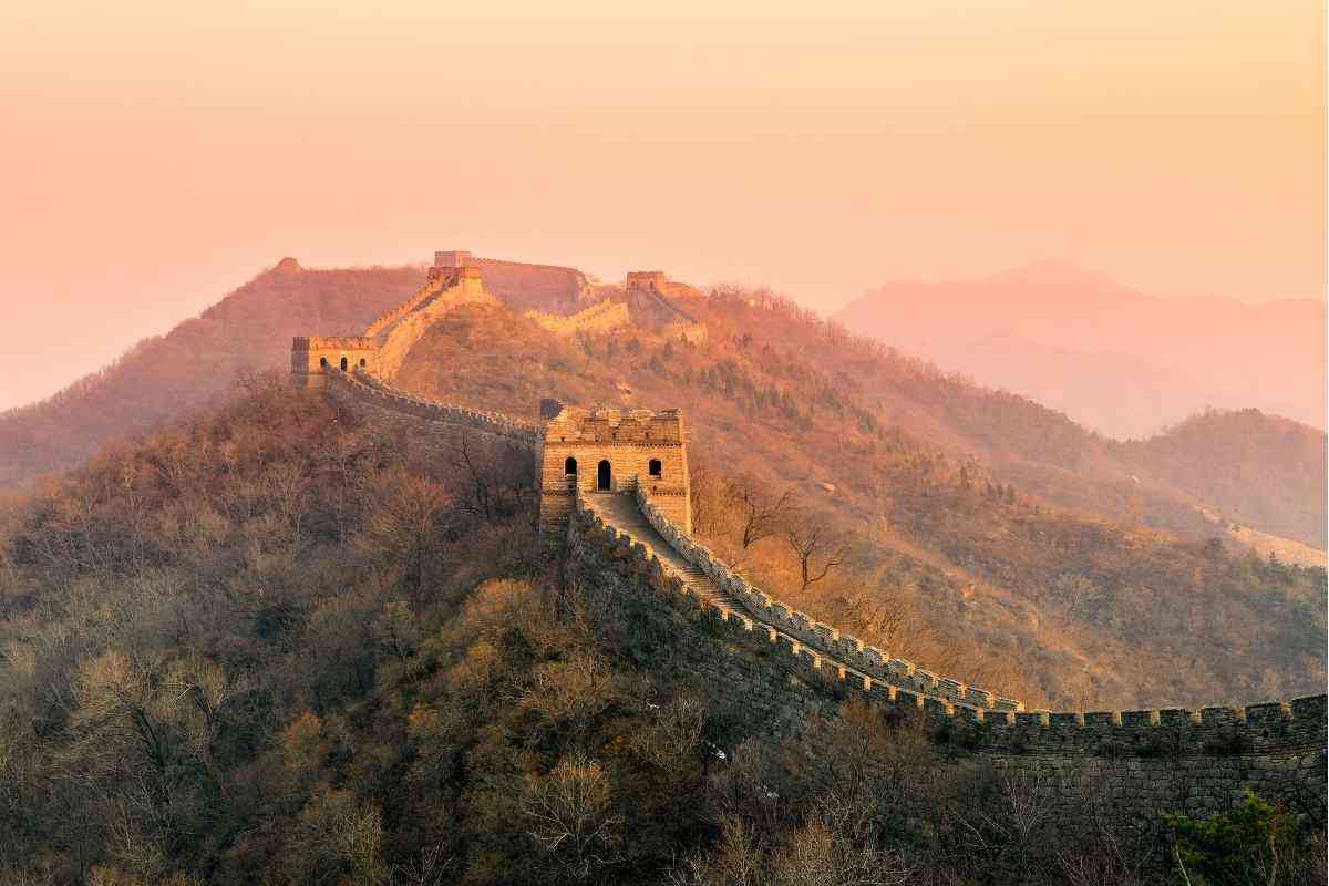 La Grande Muraglia Cinese, un'imponente opera di ingegneria e strategia militare, si estende per oltre 21.000 chilometri attraversando montagne, deserti e pianure. Costruita a partire dal III secolo a.C. e ampliata durante diverse dinastie, serviva come linea difensiva per proteggere l'impero cinese dalle incursioni nemiche. Oggi è un simbolo della resistenza e della creatività del popolo cinese, riconosciuta come una delle sette meraviglie del mondo moderno.