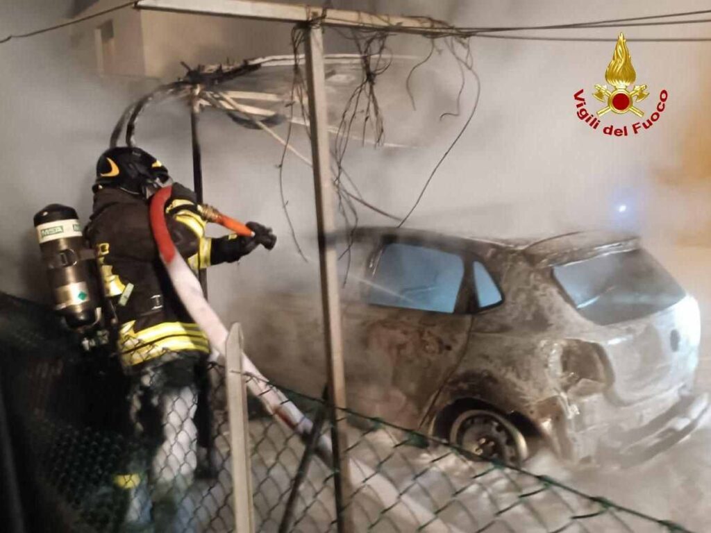 Auto in fiamme nel garage condominiale: intervento notturno dei Vigili del Fuoco. Incendio in un garage a Cesena: i Vigili del Fuoco domano le fiamme nella notte. Paura a Sant’Egidio: auto in fiamme nel garage, Vigili del Fuoco in azione. Notte di emergenza a Cesena: un’auto prende fuoco in un garage condominiale. 