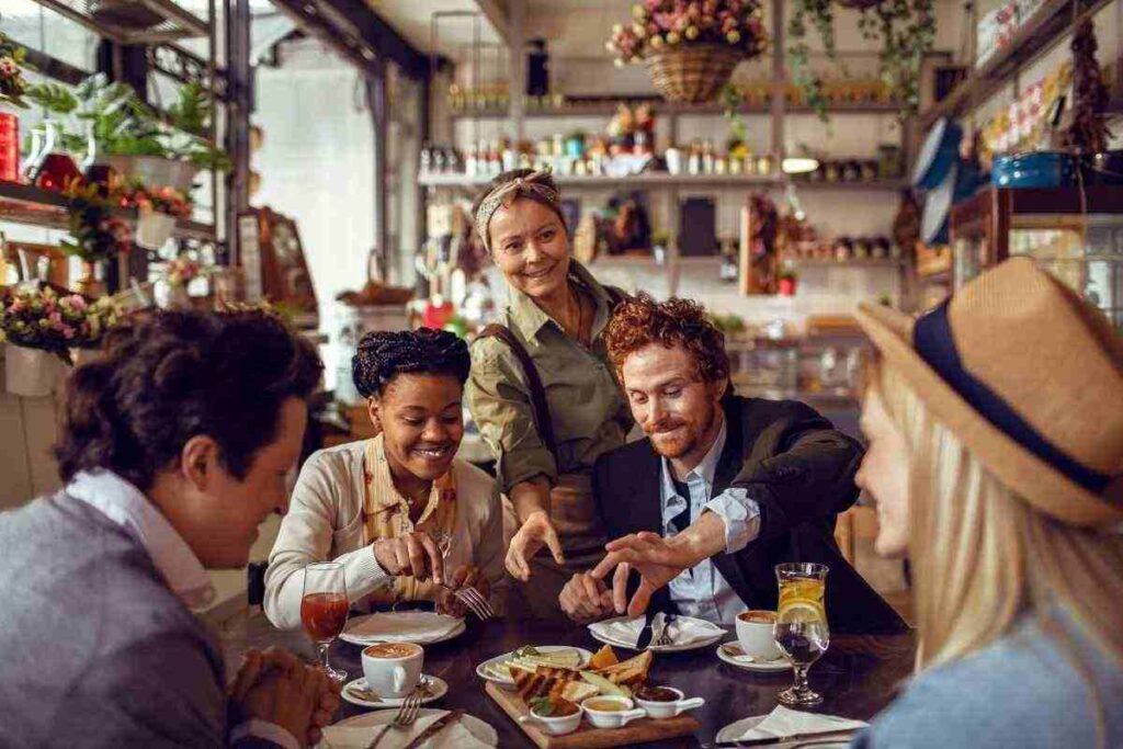 Una cena per l’integrazione: come funziona Dinehome. Dinehome: condividere un pasto per sentirsi a casa. Studenti Erasmus e famiglie italiane: insieme a cena. 