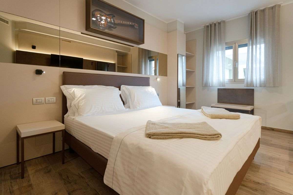 Gli hotel più esclusivi di Rimini: lusso e comfort oltre ogni limite. Soggiorni di lusso a Rimini: spa, ristoranti gourmet e suite mozzafiato. Camere galleggianti e ristoranti stellati: il nuovo volto del lusso a Rimini. 