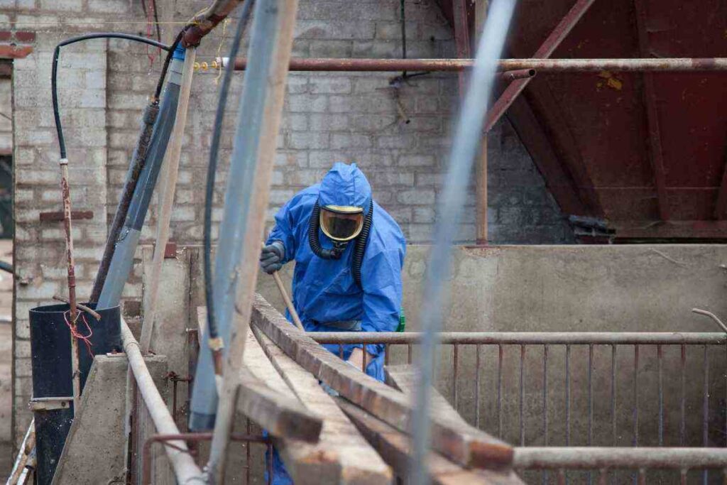 Amianto, emergenza senza fine: ancora troppi siti contaminati. La bonifica dell’amianto in Italia procede a rilento. Amianto nelle scuole e nelle chiese: un pericolo per tutti. Perché l’amianto è ancora una minaccia per la salute pubblica.