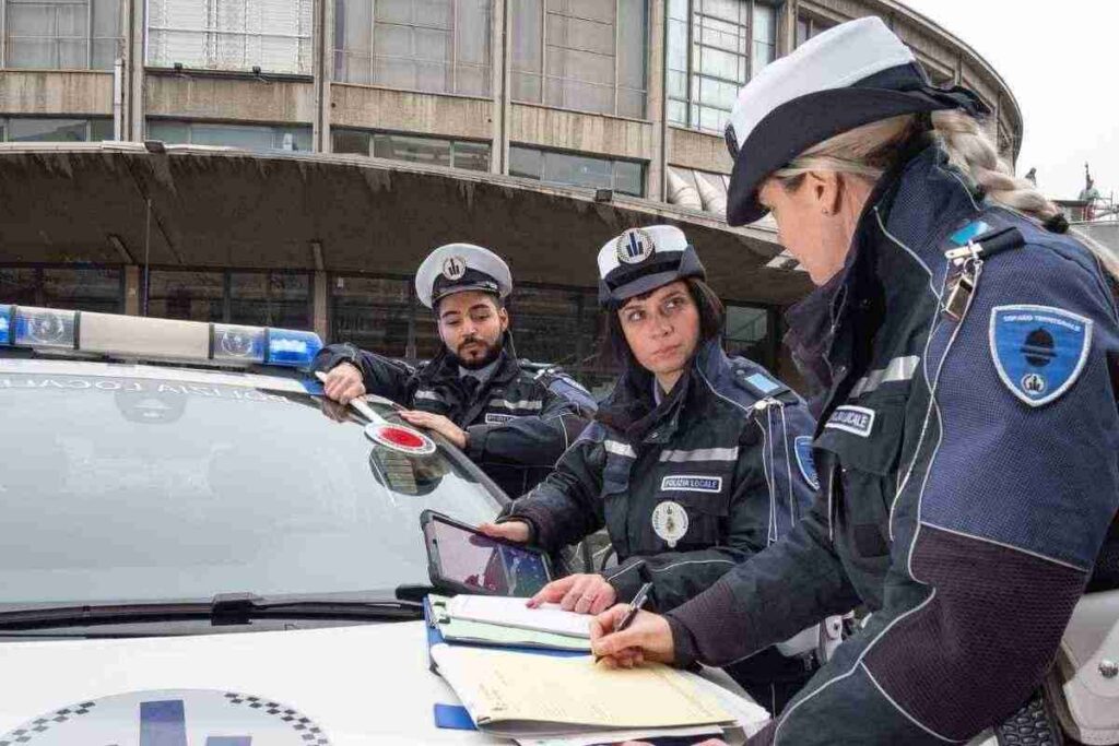 Controlli serrati sul territorio: patente ritirata e auto sequestrata. Sicurezza urbana: la Polizia Locale intensifica i controlli. Raffica di denunce: Polizia Locale in prima linea. 