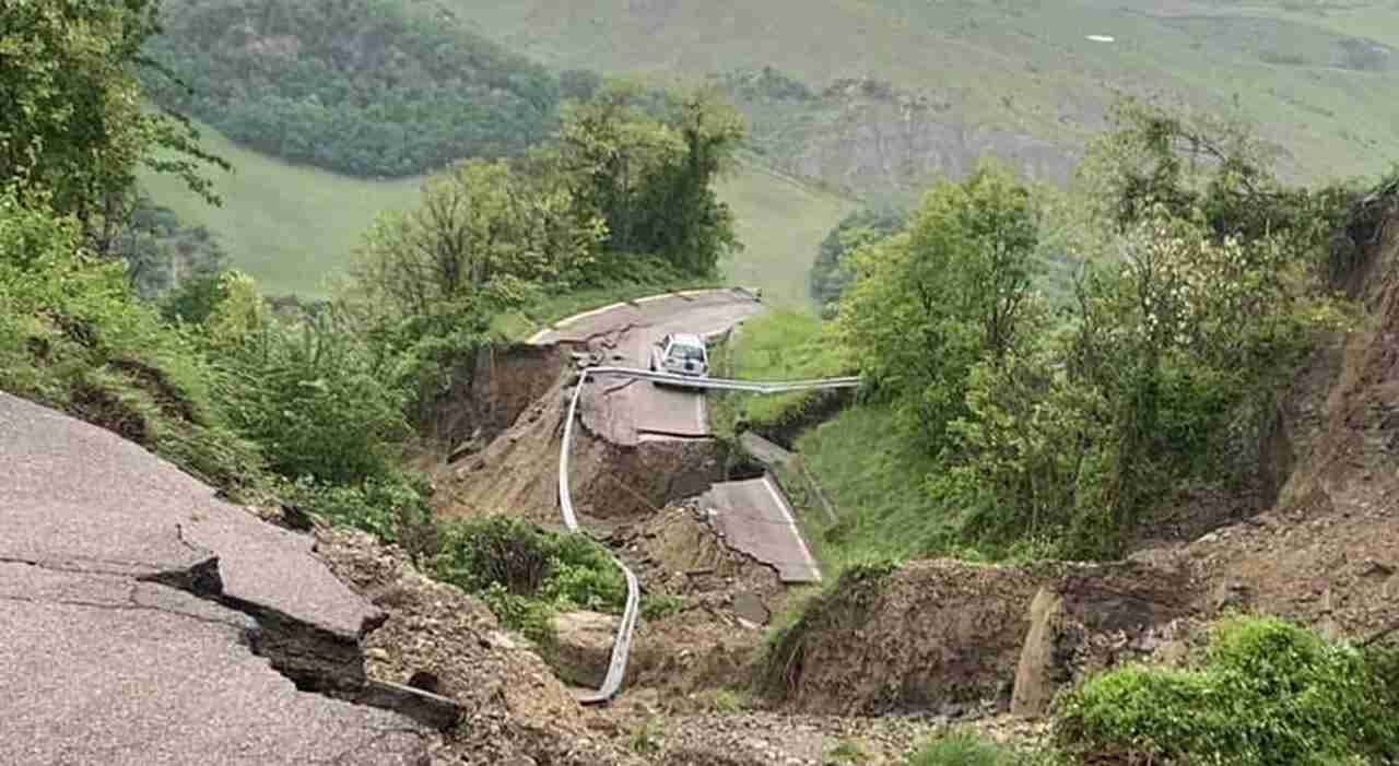 Viabilità compromessa: i soccorritori intervengono dopo le piogge. Case isolate e strade bloccate: Vigili del fuoco in azione. I danni delle piogge in Appennino: soccorsi senza sosta. Frane e viabilità interrotta: l'impegno dei Vigili del fuoco. 