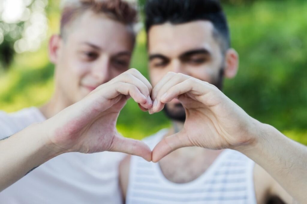 Come vivere il primo appuntamento gay senza ansia. Le migliori strategie per un appuntamento gay perfetto. Primo appuntamento gay: come evitare errori comuni. Il linguaggio del corpo nel primo appuntamento gay.