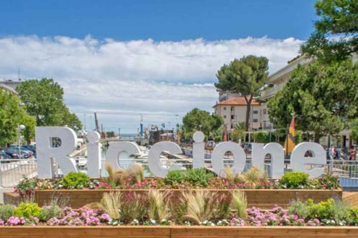 Riccione by night: tra locali e discoteche. Terme e benessere: il lato rilassante di Riccione. Sport e natura: vivere Riccione all'aria aperta.