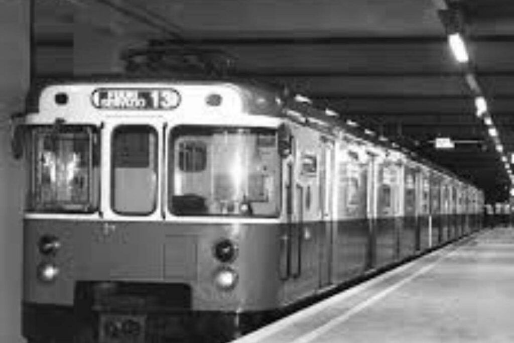 9 febbraio 1955: una rivoluzione nei trasporti italiani. Il giorno in cui l'Italia entrò nell'era della metropolitana. Come la metropolitana ha trasformato la mobilità urbana in Italia. La nascita della metropolitana italiana: un evento storico. 