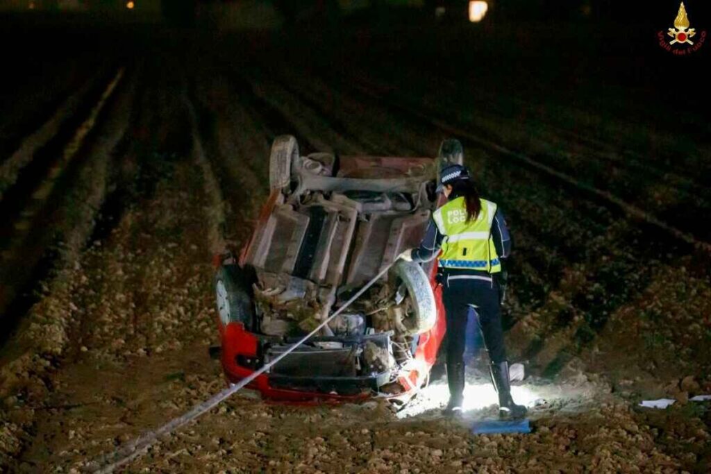 Domenica di lutto a Ravenna. Incidente mortale in un campo ravennate. La tragedia di un 19enne a Ravenna. Vite spezzate in un capovolgimento. 