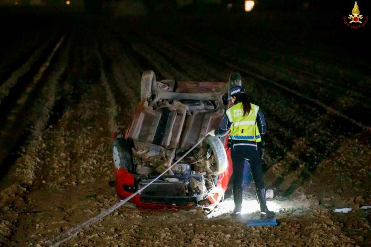 Domenica di lutto a Ravenna. Incidente mortale in un campo ravennate. La tragedia di un 19enne a Ravenna. Vite spezzate in un capovolgimento. 