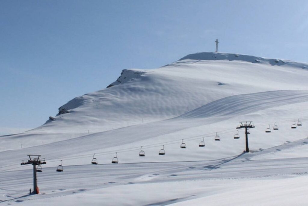 L'importanza del turismo bianco per la montagna. Destagionalizzare il turismo: la chiave per il futuro. Turismo e montagna: un binomio da ripensare. Emilia-Romagna: sviluppo sostenibile e turismo invernale.