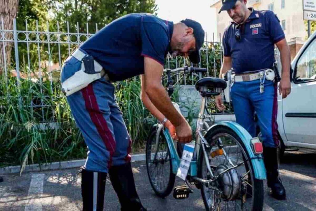 Vendita di bici truccate: multa e controlli in centro a Bologna. Bici elettriche alterate: maxi sanzione in un negozio di Bologna. Due lavoratori in nero scoperti durante i controlli sulle bici elettriche. Blitz della polizia: negozio multato per vendita di bici modificate.