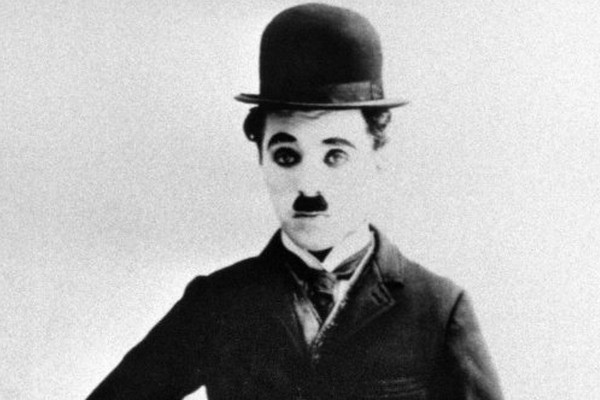 Il debutto di Charlot: un'icona del cinema. Charlot e il suo esordio nel mondo del cinema. Kid Auto Races at Venice: la nascita di un mito. 