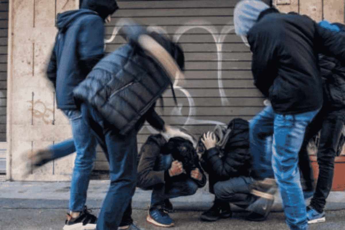 Blitz della Squadra Mobile: otto giovani fermati per rapine. Criminalità giovanile a Bologna: arresti e misure di sicurezza. Polizia in azione a Bologna: sgominata banda di rapinatori. Aumentano le aggressioni giovanili a Bologna: la risposta della polizia.