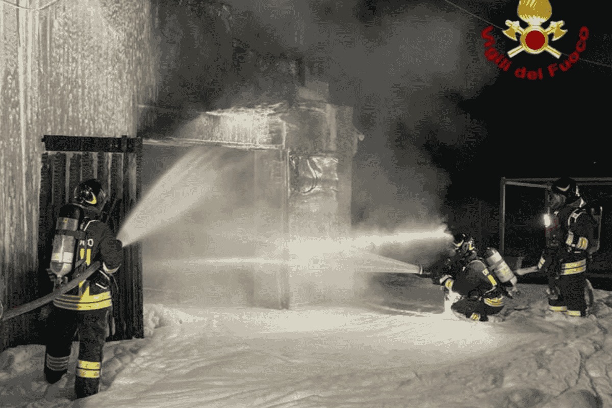 Incendio a Fratta Terme: i Vigili del fuoco in azione. Fiamme in un capanno agricolo: paura a Forlì. I pompieri domano un rogo in via Meldola. Capanno agricolo in fiamme: intervento dei Vigili del fuoco. 