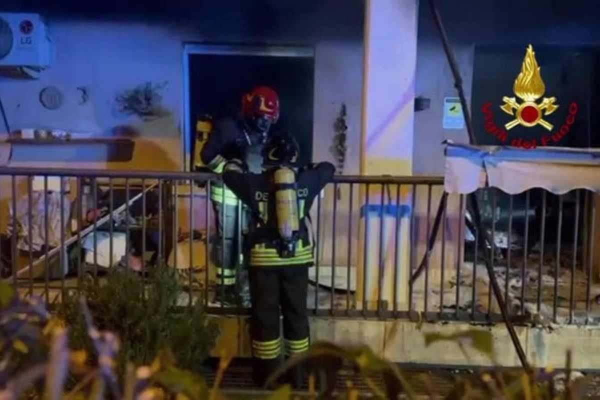 Incendio vicino allo stadio Romeo Neri: perde la vita una coppia. Le fiamme devastano una palazzina a Rimini: due vittime. Paura a Rimini: incendio in via Giuliano da Rimini, due morti. Incendio fatale a Rimini: marito e moglie non sopravvivono. 