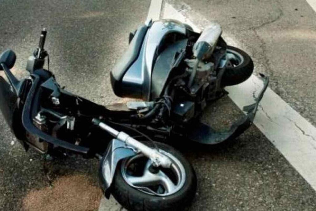 Grave incidente a Villanova di Castenaso: 18enne in scooter si scontra con auto. Scontro frontale in Via Fratelli Cairoli: giovane motociclista gravemente ferito. Incidente serale a Villanova di Castenaso: giovane centauro in gravi condizioni. 