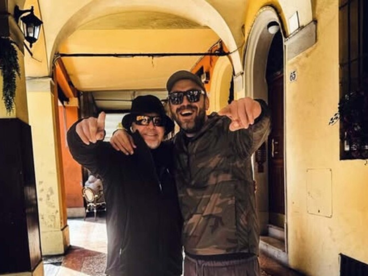 Vasco Rossi e Cremonini, un abbraccio che conquista il web. Sotto i portici di Bologna: l'incontro tra Vasco e Cremonini. Un'amicizia tra note: Vasco Rossi e Cesare Cremonini. 