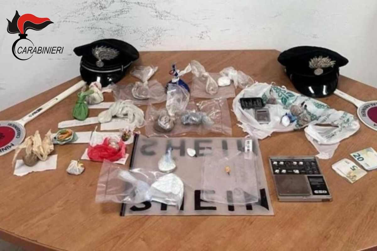 Carabinieri scoprono un ingente quantitativo di droga a Pescara. Patente rubata e droga in auto: arrestato un uomo a Pescara. Maxi sequestro di droga a Pescara, arrestato un sospetto. Pescara, 46enne in manette per spaccio di stupefacenti. 