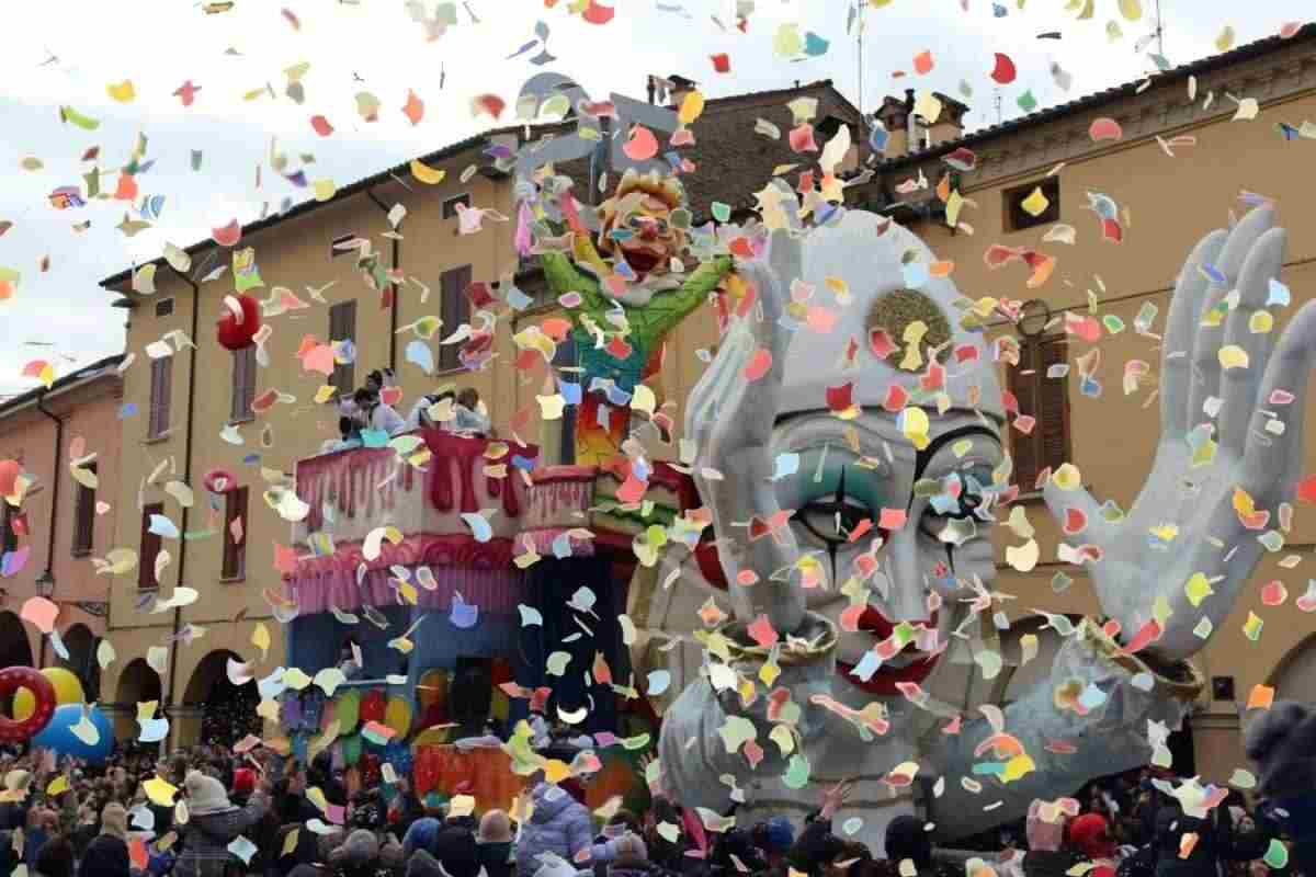 Emilia-Romagna in festa: ecco tutti gli eventi di Carnevale. Il Carnevale dei fantaveicoli e le altre celebrazioni in Emilia-Romagna. San Giovanni in Persiceto, Cento e Imola: tre modi di vivere il Carnevale. Festa in maschera: le sfilate e gli eventi di Carnevale in Emilia-Romagna. 