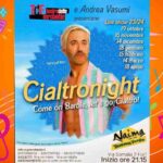 Il Cialtronight torna a Forlì: cabaret e comicità al Naima Club. Naima Club: una serata di risate con il Cialtronight. Comicità dal vivo a Forlì: torna il Cialtronight con Andrea Vasumi. Forlì e il Cialtronight: un appuntamento imperdibile per gli amanti della comicità. 