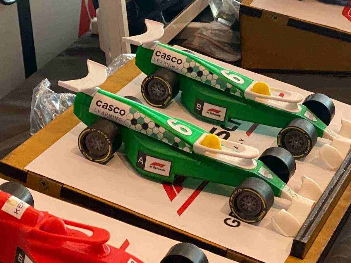 Il team del Pascal in gara con un'auto di Formula 1 in miniatura. Sei studenti del Pascal alla finale regionale di F1 in Schools. Dall'aula alla pista: il Pascal punta alla finale regionale. 