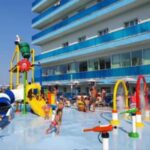 Family hotel in Romagna: il segreto del loro successo. Bambini felici, genitori rilassati: il boom dei family hotel in Riviera. Lusso e divertimento per famiglie: il fenomeno dei family hotel.