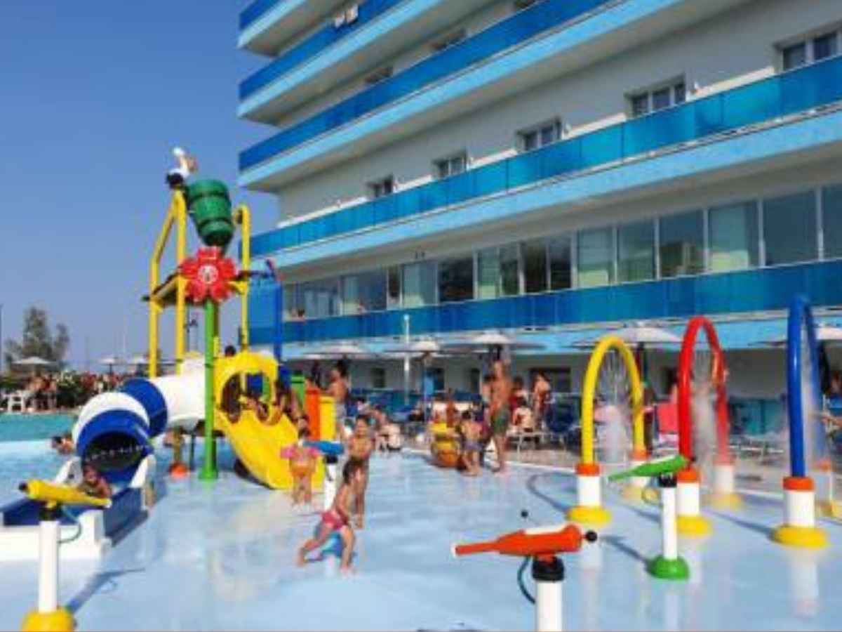 Family hotel in Romagna: il segreto del loro successo. Bambini felici, genitori rilassati: il boom dei family hotel in Riviera. Lusso e divertimento per famiglie: il fenomeno dei family hotel.