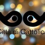 Le nuove luci di Cattolica: un viaggio tra cinema e magia. Un'illuminazione da sogno per la città di Cattolica. Cattolica brilla con le nuove installazioni luminose.