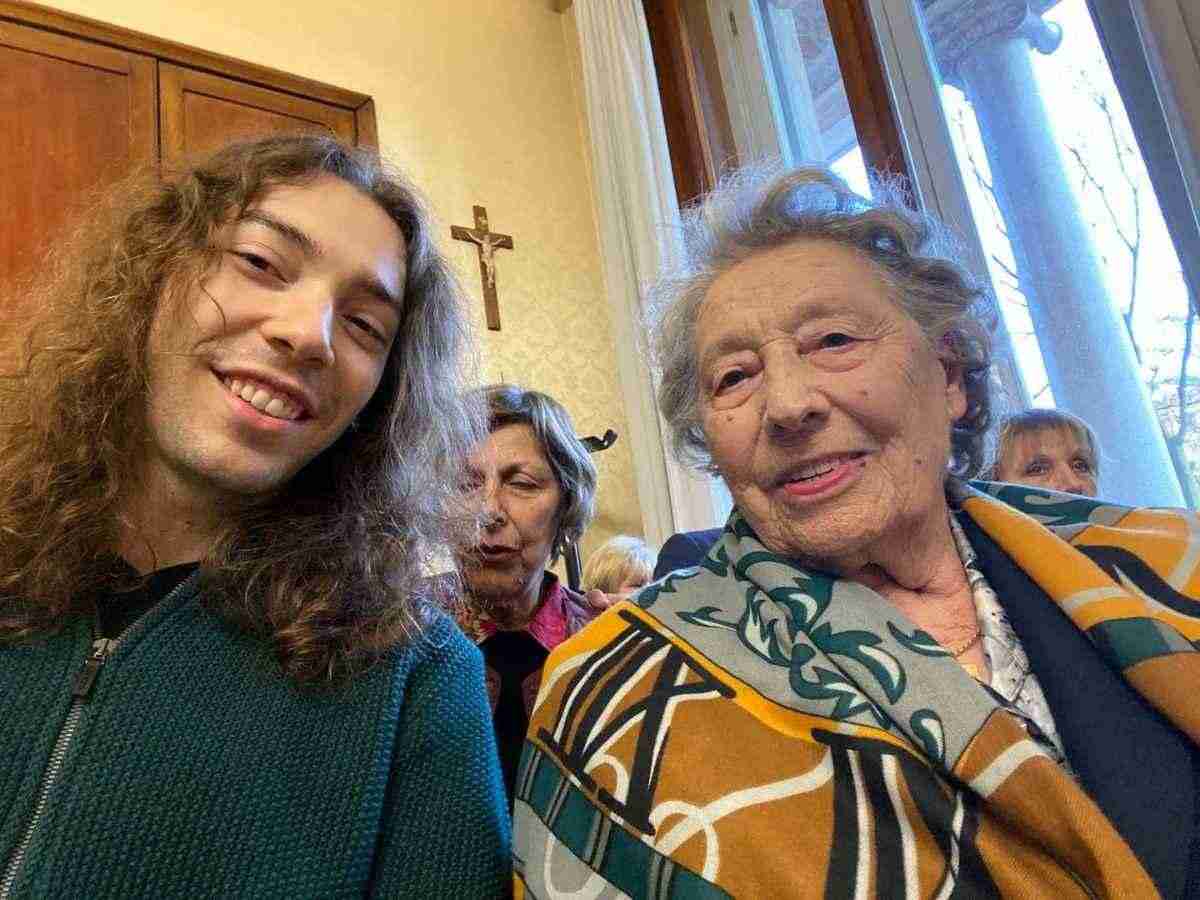 Vasco Rossi celebra il compleanno della madre Novella. Un compleanno speciale: Vasco Rossi e il messaggio per la madre. Il post virale di Vasco Rossi per i 94 anni della mamma. 