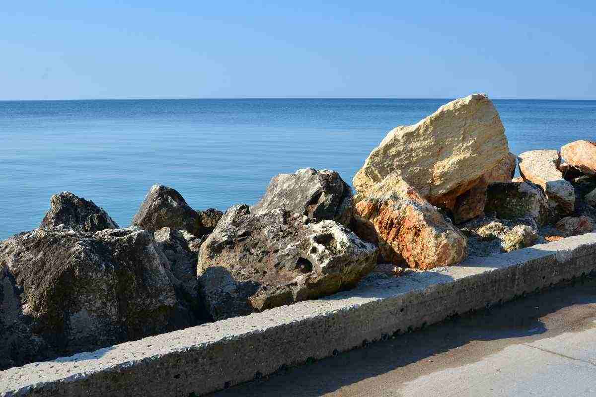 Nuove scogliere per proteggere la costa tra Gatteo e Bellaria. Gatteo, Cesenatico e Bellaria: 13 km di costa messi in sicurezza. Un piano strategico per difendere la costa romagnola dall’erosione. 