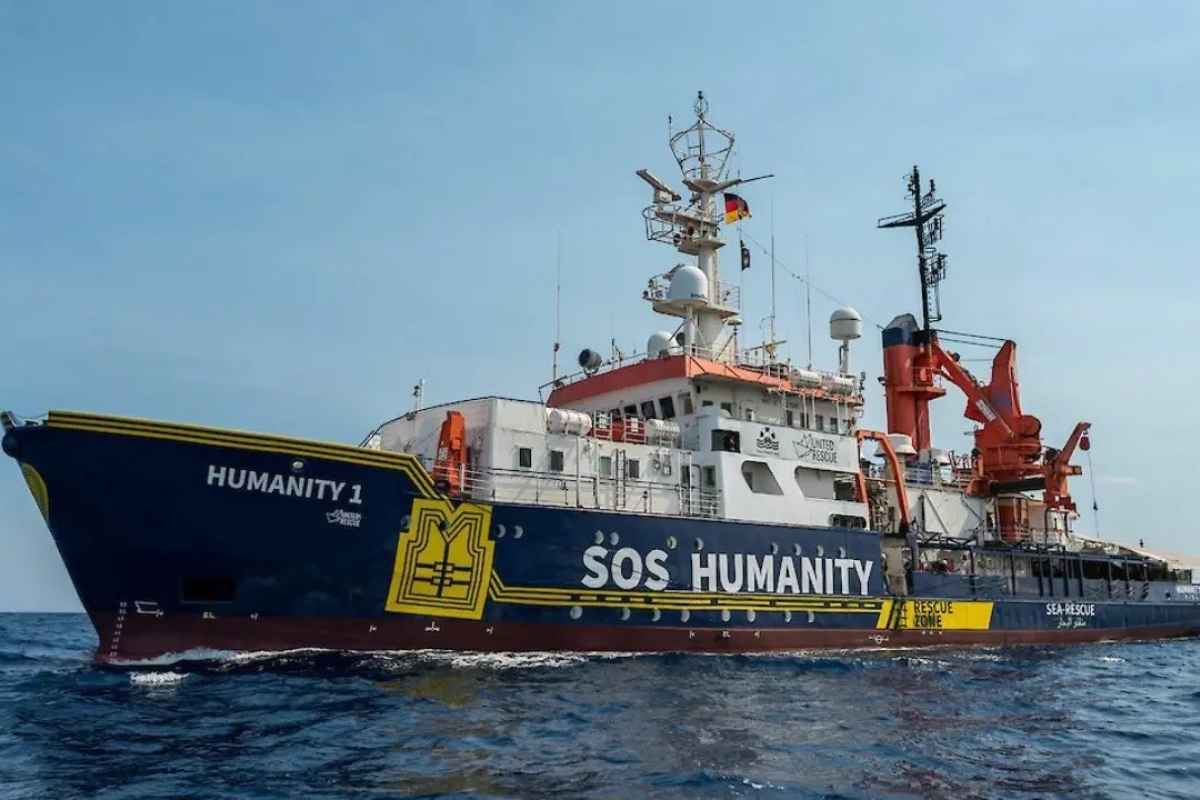 La Humanity 1 sbarca a Ravenna: a bordo 71 migranti provati dalle torture. Ravenna accoglie la Humanity 1: migranti con ferite e ustioni. L'ong Sos Humanity critica la scelta di Ravenna come porto di sbarco.