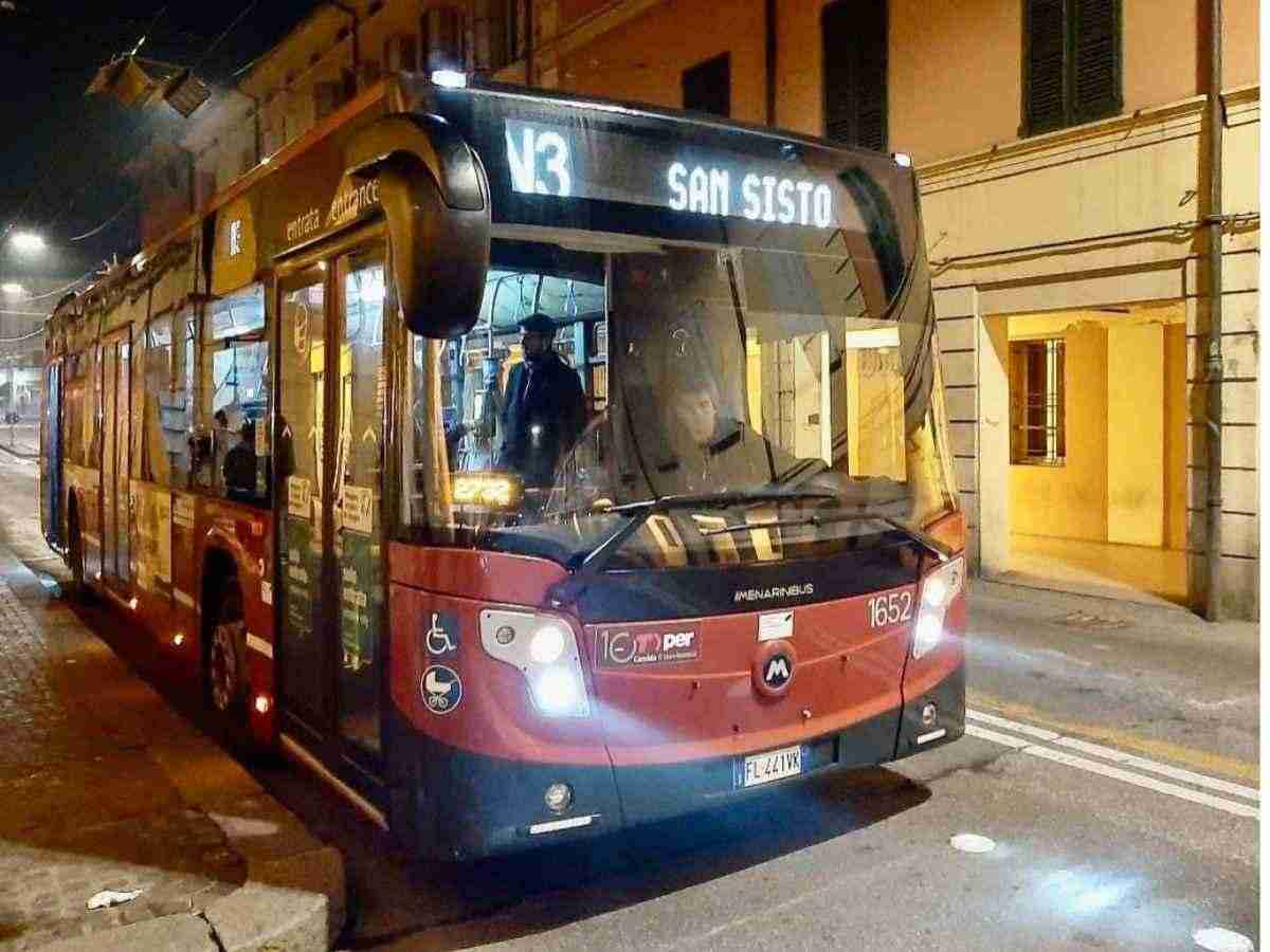 Proteste e disagi a Bologna: stop a treni e autobus per lo sciopero. Pendolari in difficoltà: doppio sciopero dei trasporti a Bologna. Mobilità in crisi a Bologna: scioperano treni e bus per 24 ore. Due giorni di sciopero a Bologna: mezzi pubblici paralizzati. 