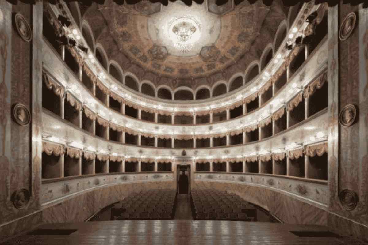 Bianco: Giuseppe Tantillo porta a teatro un nuovo spettacolo intenso. Teatro Goldoni di Bagnacavallo: arriva Bianco di Giuseppe Tantillo. Giuseppe Tantillo e Valentina Carli sul palco con Bianco.