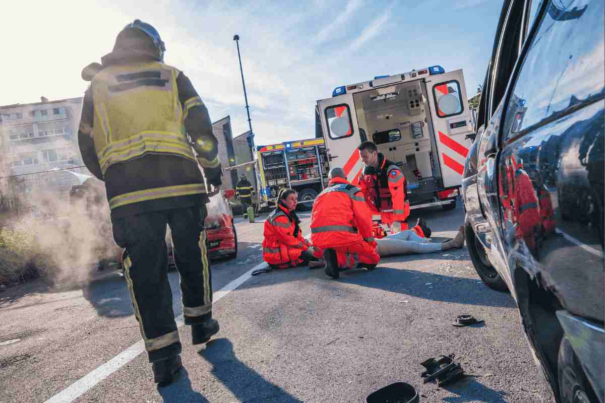 Violento impatto tra due auto: giovane gravissima in ospedale. San Vitale, scontro all'incrocio: ragazza gravissima. Dramma sulla strada: ventenne incastrata tra le lamiere. Paura a Sant'Agata sul Santerno: incidente devastante sulla San Vitale.