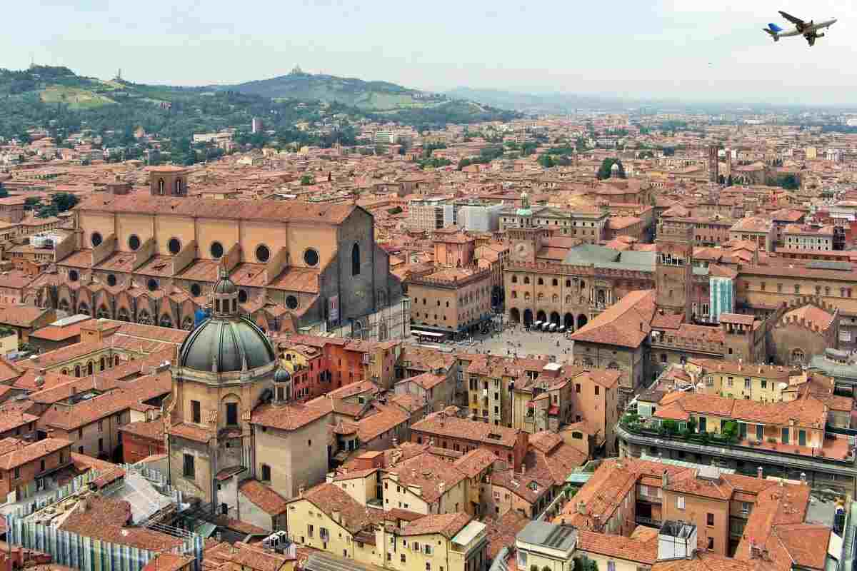 Un itinerario nella storia dell’Università di Bologna. Bologna e la sua università: un legame millenario. Dall’Archiginnasio a via Zamboni: la storia dell’Unibo. 