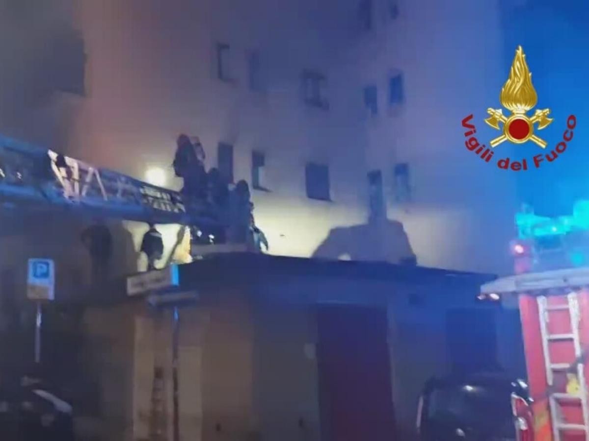 Incendio in via Vasari: evacuate 35 persone nella notte. Fiamme nella notte in via Vasari: paura e evacuazioni. Incendio a Bologna: 35 sfollati dopo un rogo in via Vasari.