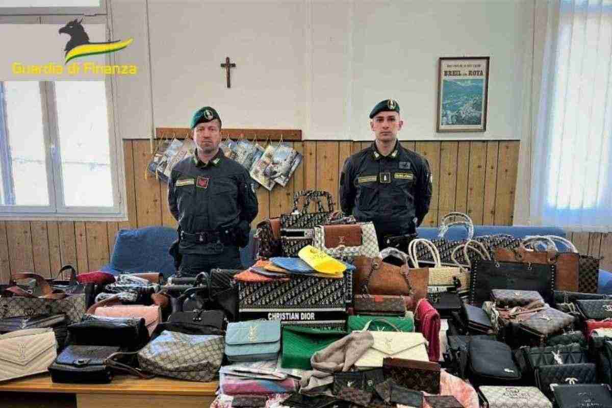 Contraffazione di lusso: sequestrati capi e borse a Bologna. Scoperto giro di falsi: abbigliamento e bigiotteria sotto sequestro. Sequestro di moda contraffatta: marchi famosi tra i prodotti falsi. 